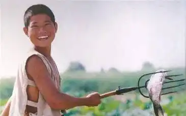 他出演的小兵张嘎成一代经典却对剧组成员反目成仇现在去种树2