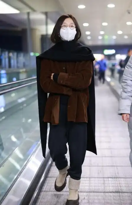 周冬雨亮相上海机场时尚造型展现魅力