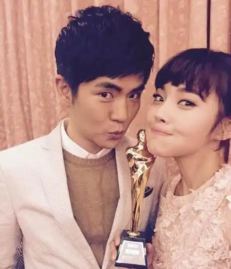 张晓龙在毛晓彤的人生中扮演了至关重要的角色,可以说是她的领路人.