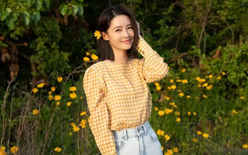 李沁黄色格子衫壁纸-美女壁纸-高清美女图片-第6图-娟娟壁纸