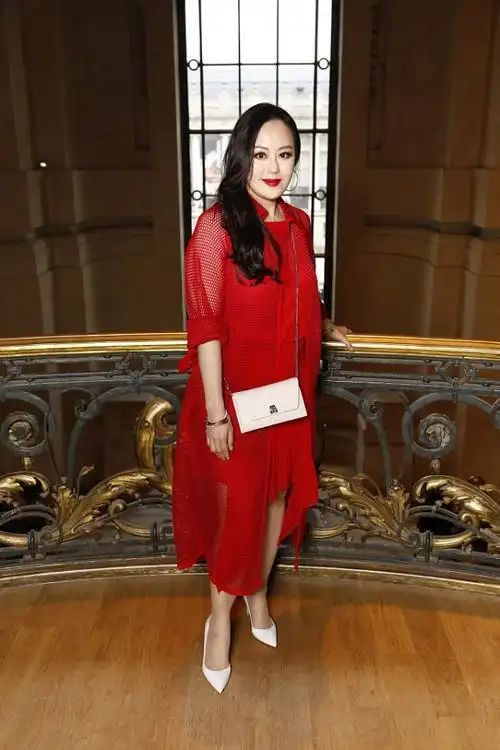 钟镇涛前妻"性感女神"章小蕙,身裙子很是撩人,58岁依旧妩媚