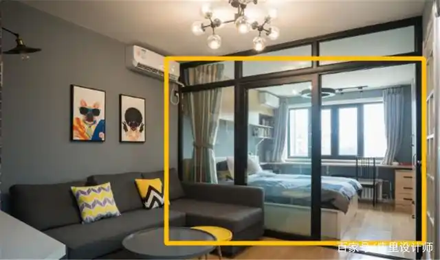 或者客厅居中,用玻璃隔断隔出一间卧室,既满足采光需求,又多出一间