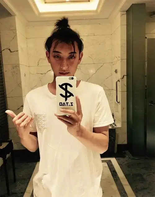 黄子韬晒浴室自拍 素颜头顶朝天辫