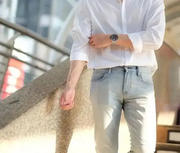 我们都爱穿白衬衫的男人