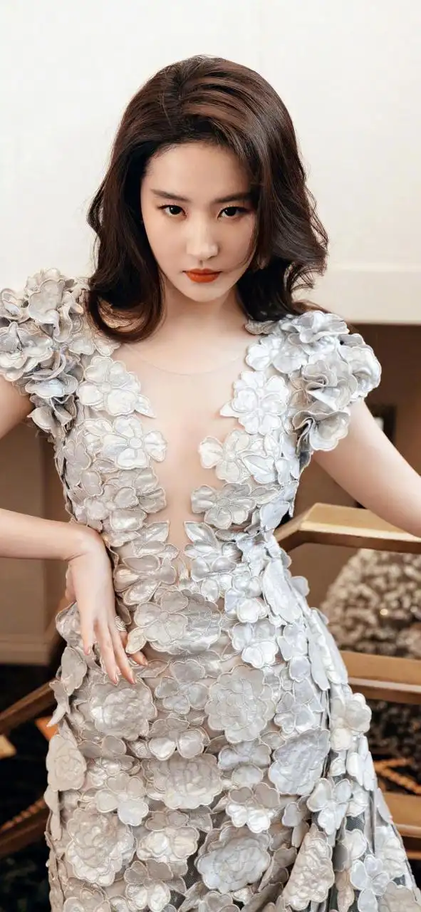 窈窕淑女,风情万种!#明星# #刘亦菲# #壁纸