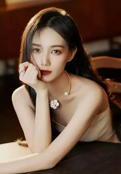 明星写真:李一桐白色抹胸长裙时尚艺术照,大波浪长发搭配高跟鞋