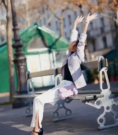 刘雯再创新造型,超长款西装轻松驾驭,网友:超模就能"为所欲为"_时尚