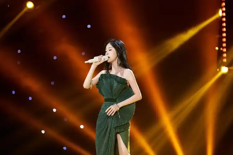 张碧晨新年营业忙不停 与杨宗纬合体登央视新年音乐会