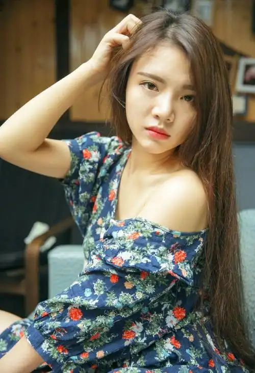 碎花裙美艳少女私房慵懒写真