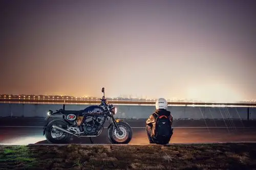 《江边机车》-摄影