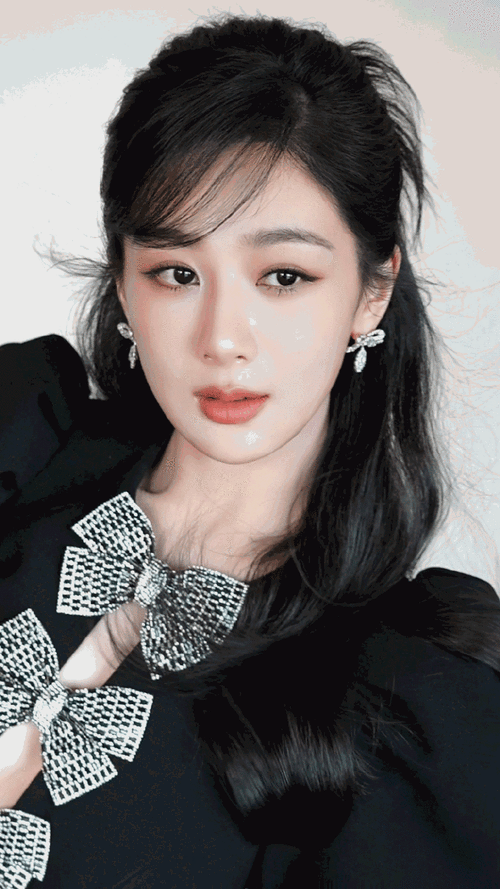 杨紫斜刘海黑框眼镜