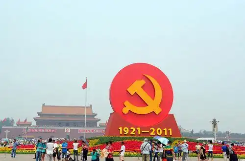 天安门广场立体花坛"红心向党"完工