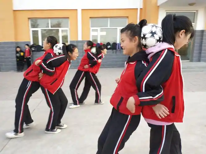 徘徊小学趣味体育课moving