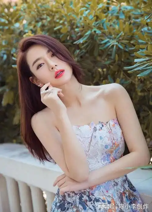 戚薇时尚写真美艳动人娇俏妩媚身材太完美了