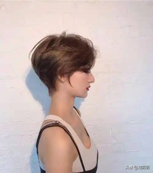 第三种,发质细软,发量少的女性更适合剪短发生活中有很多女性的发质