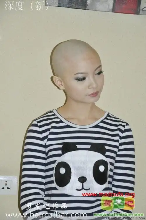 高中美女大胆尝试剃光头