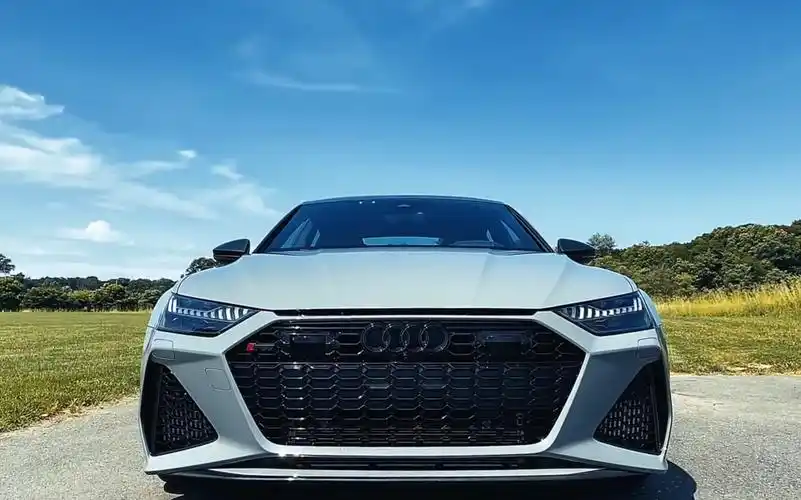 奥迪rs7.黑武士,搭载4.0t v8双涡轮增压超强引擎,零百加速仅为3.