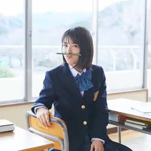 有国民妹妹之称的她,曾经被评为"最适合穿校服的明星"第一名.