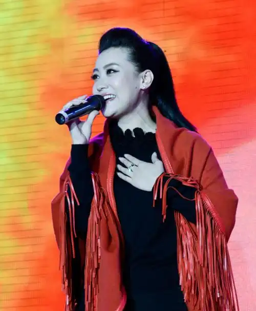 军旅歌手谭晶,12次登上春晚,丈夫大她9岁,37岁生下双胞胎女儿