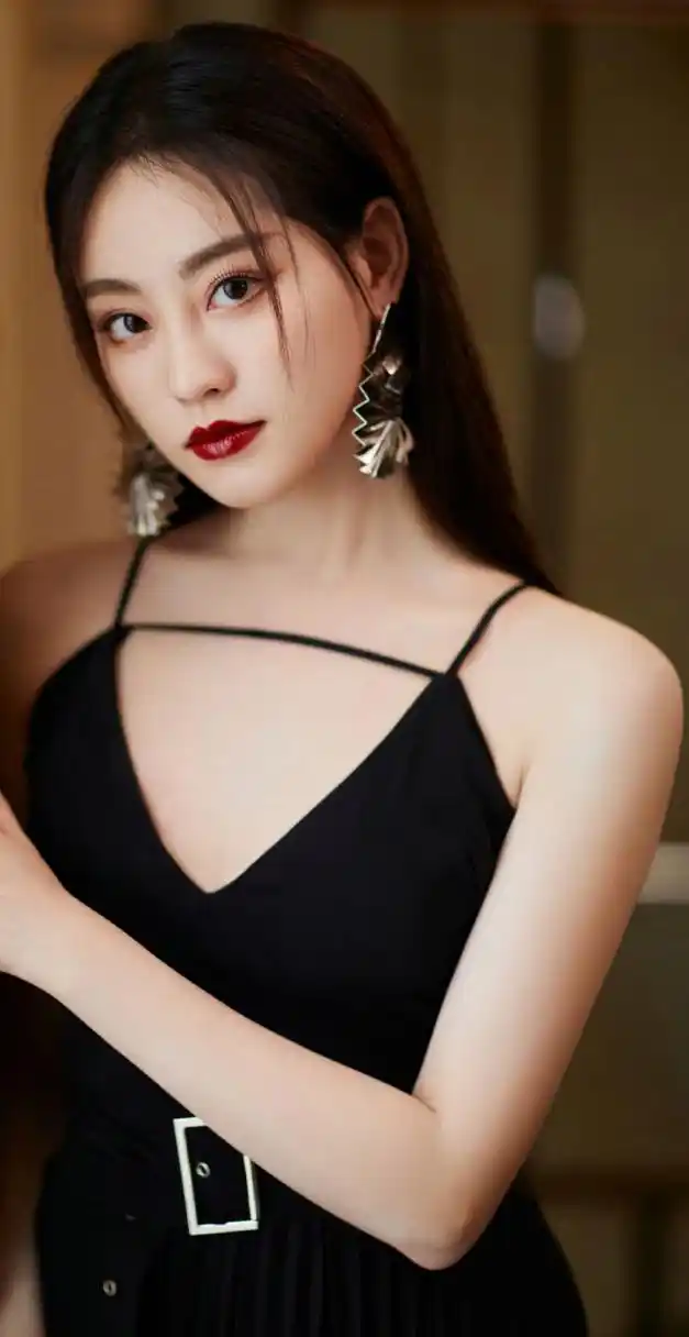 性感女神#祝绪丹# 一袭黑色吊带高开叉礼裙,飘逸秀发,烈焰红唇,清纯