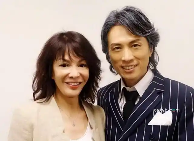 郑裕玲现身捧黄子华舞台剧前度