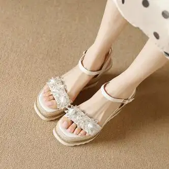 奕珂百丽坡跟凉鞋女新款草编厚底高跟鞋子2023夏季米色水钻露趾一字扣
