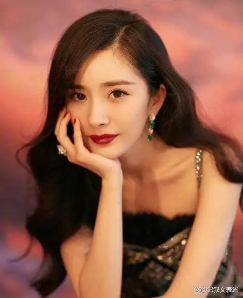 杨幂刚出道时到底有多美?看完齐刘海旧照后,整没整容一目了然