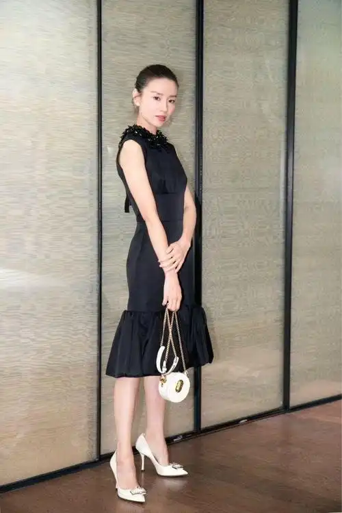 38岁董洁一人现身机场,网友:腿和脸一样白,没有修图痕迹!