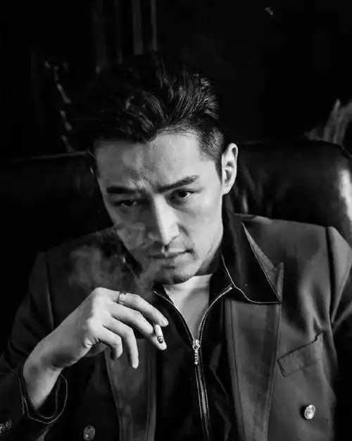 随着时间的打磨,胡歌渐渐地多了一份经历过岁月的沧桑感,同时,还有了