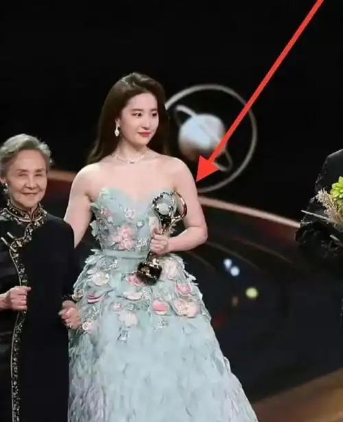 去年有一次公开活动,她和杨幂还有其他一些女明星一起上台,真的就是"