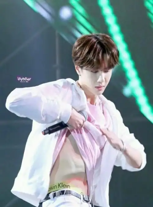 可能是涉及隐私,所以内容不详,但是挂了电话,二号男嘉宾王一博颇有几