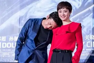 孙俪和邓超一起亮相秀恩爱红色荷叶边衬衫搭配西装裤减龄洋气