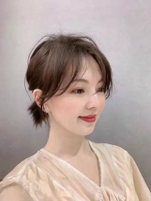 而且八字刘海你们知道不挑脸型:长脸 圆脸 方脸 菱形脸都可以