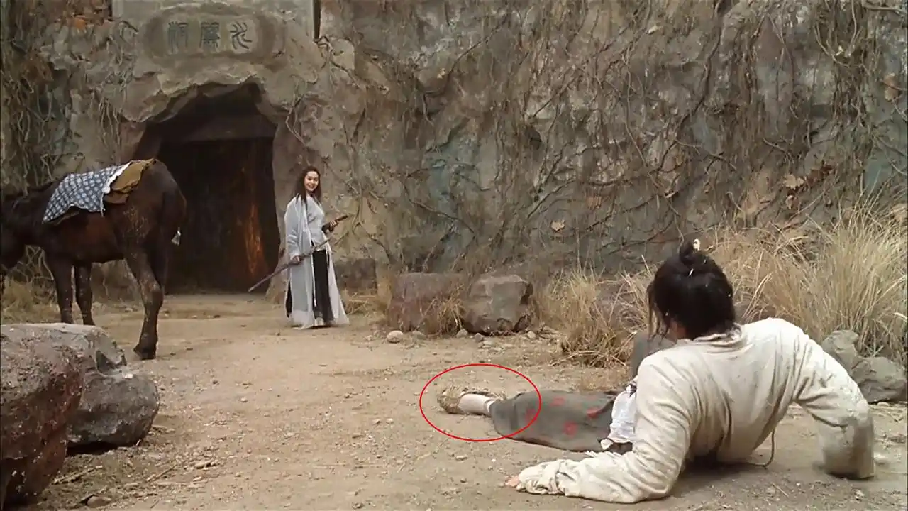 周星驰电影中搞笑的穿帮镜头,消失的白袜子,燃烧的观音像