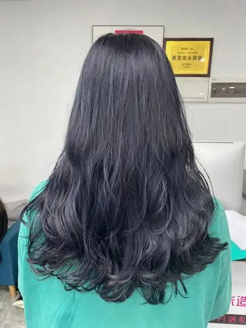广州大学城理发店 #广州大学城染发哪里好不用漂的颜色#蓝黑色发色