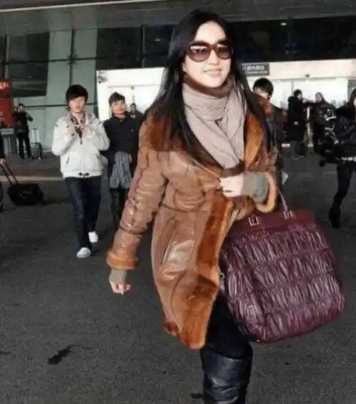 导演酒局称刘亦菲"扬州瘦马",黑料缠身,被杨采钰拍电影讽刺