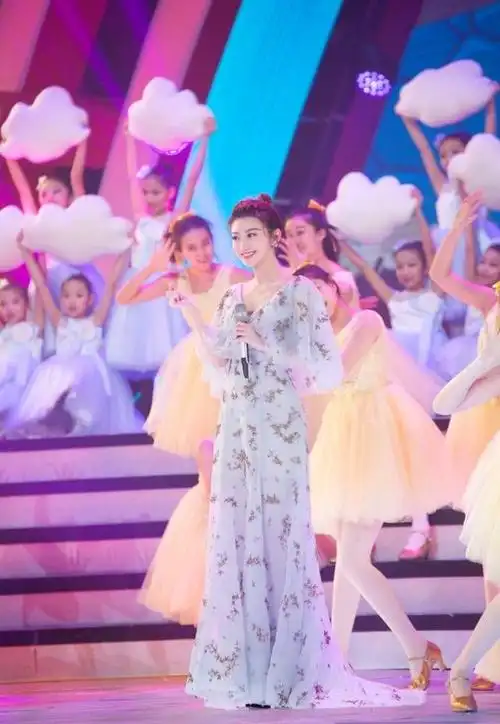 景甜晒春晚表演照美炸天微博沦陷网友纷纷追问啥时候公布恋情