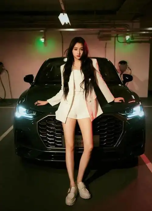 这一亮眼造型让人惊叹不已,关晓彤再