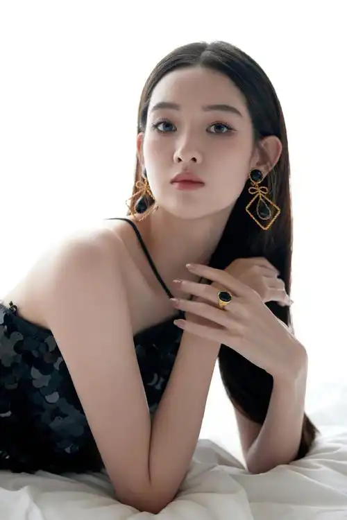 王玉雯黑色吊带礼服裙迷人大片