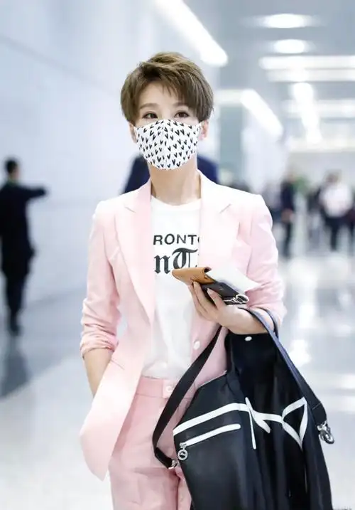 谢楠机场真会凹造型穿粉色西服秒变甜酷少女难怪吴京这么爱她