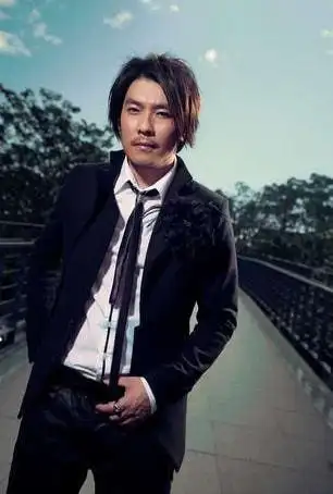 阿杜穷时苦中作乐巅峰时期迅速消失10年了他如今怎样了