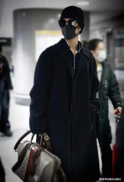 狗仔直播透露肖战感情情况无女友且为躲代拍半年不换外套