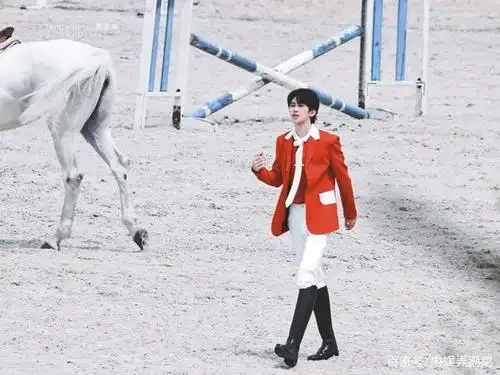 蔡徐坤孟美岐马术服太优越,王境泽居然是ta粉丝!