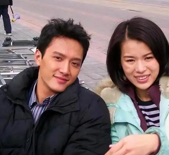 但可惜的是,现实当中的冯绍峰,并非是一生护着妻子的顾廷烨;可以说