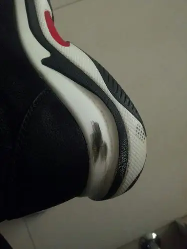 白鞋边蹭的黑印怎么清除