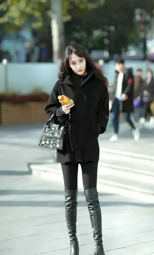 高筒靴花样繁多美女精挑细选认真搭配让衣服和鞋子更有契合度