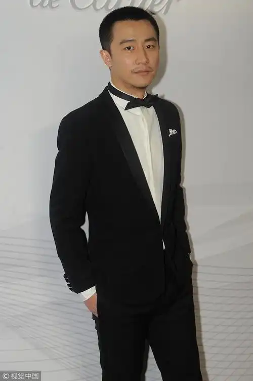 黄轩剃寸头男人味十足,张震穿星星西装绅士范.(图文/视觉中国)