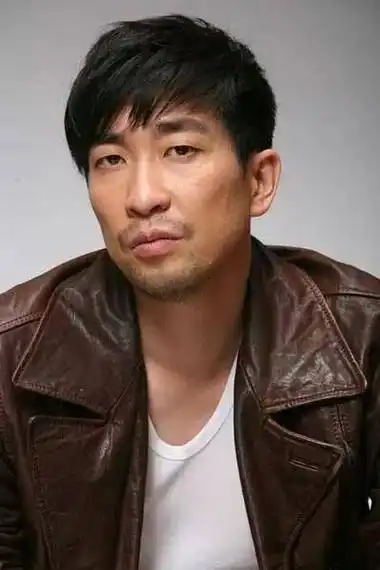 王千源一家3口被偶遇,14岁女儿腿好长,妻子身材高挑气质出众!