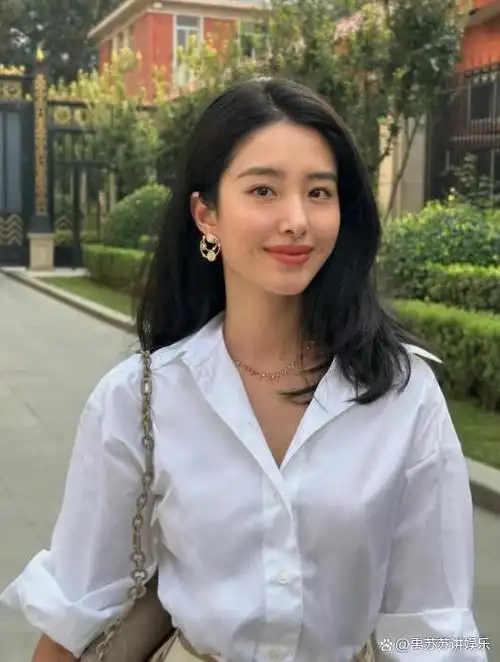 杨采钰和陈金飞究竟有没有分手成为了社交媒体上的热门话题.