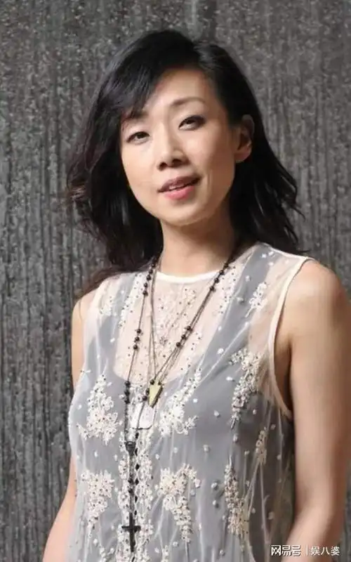 林忆莲为干爹胡枫庆生打扮朴素气色不错与男友分手后生活低调